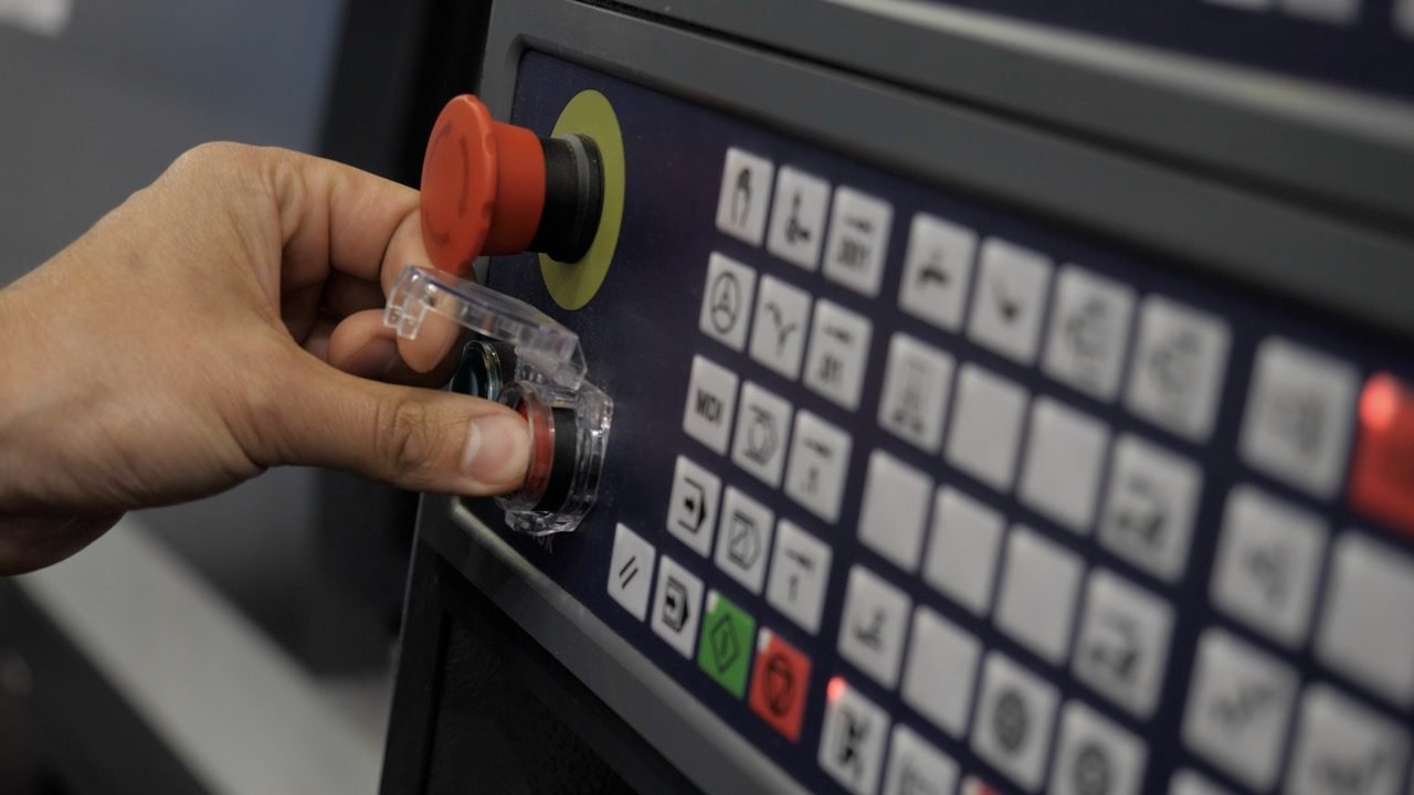 Manutenção de IHM industrial realizada por técnicos especializados, com diagnóstico eletrônico avançado, análise de circuitos, reparo de display, teclado e interfaces homem-máquina, além de testes funcionais completos para garantir confiabilidade, estabilidade operacional e segurança em máquinas CNC e equipamentos industriais.