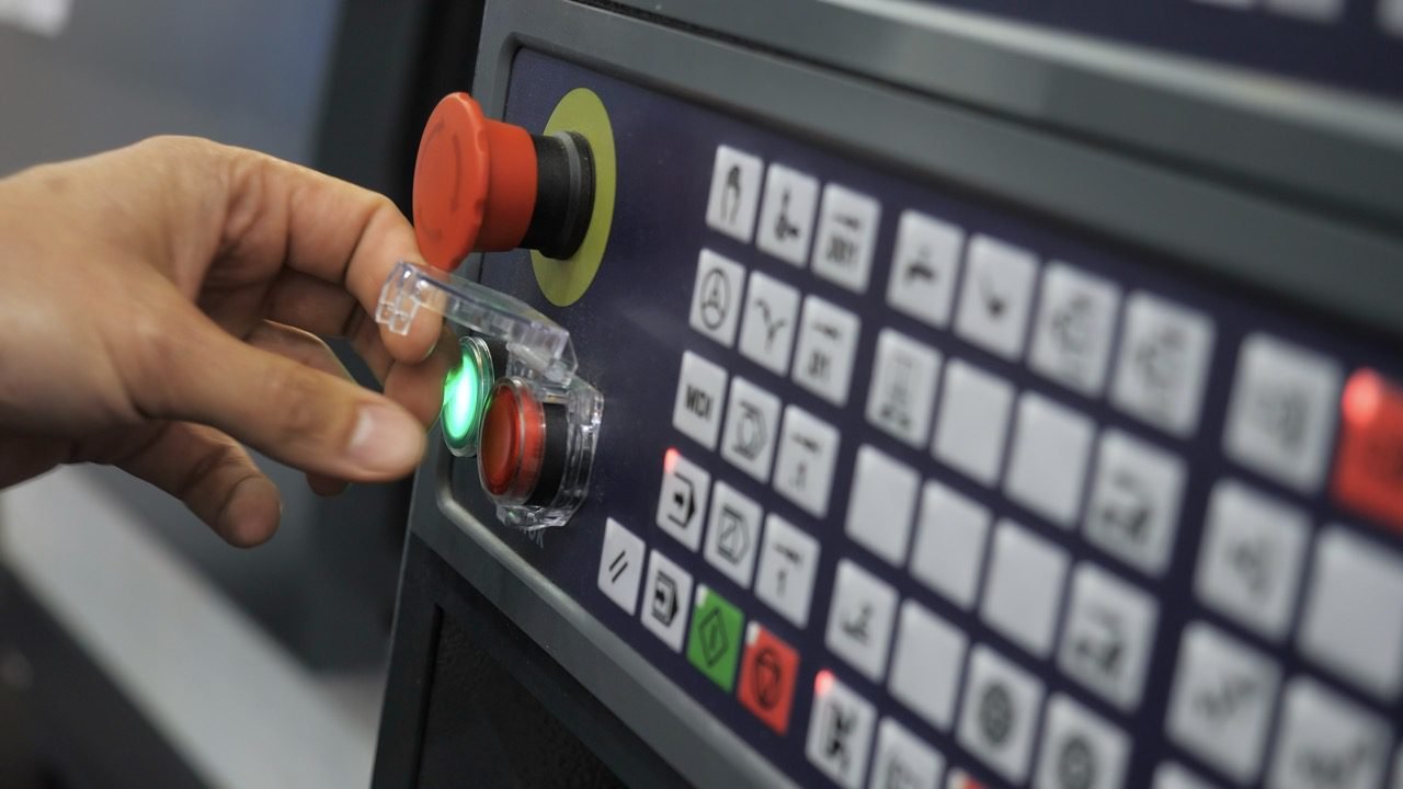 Manutenção de IHM industrial realizada por técnicos especializados, com diagnóstico eletrônico avançado, análise de circuitos, reparo de display, teclado e interfaces homem-máquina, além de testes funcionais completos para garantir confiabilidade, estabilidade operacional e segurança em máquinas CNC e equipamentos industriais.