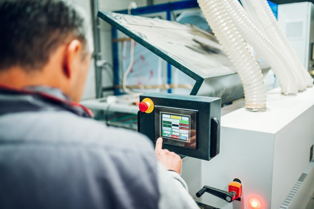 Manutenção de IHM industrial realizada por técnicos especializados, com diagnóstico eletrônico avançado, análise de circuitos, reparo de display, teclado e interfaces homem-máquina, além de testes funcionais completos para garantir confiabilidade, estabilidade operacional e segurança em máquinas CNC e equipamentos industriais.